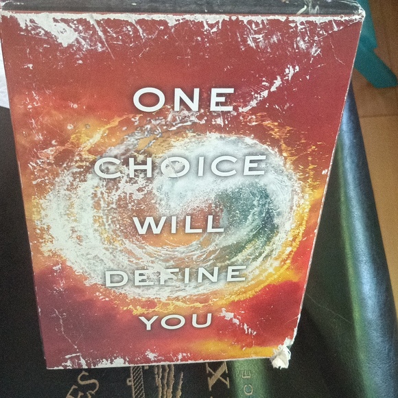 The Divergent Series Books by Veronica Roth - Picture 3 of 10